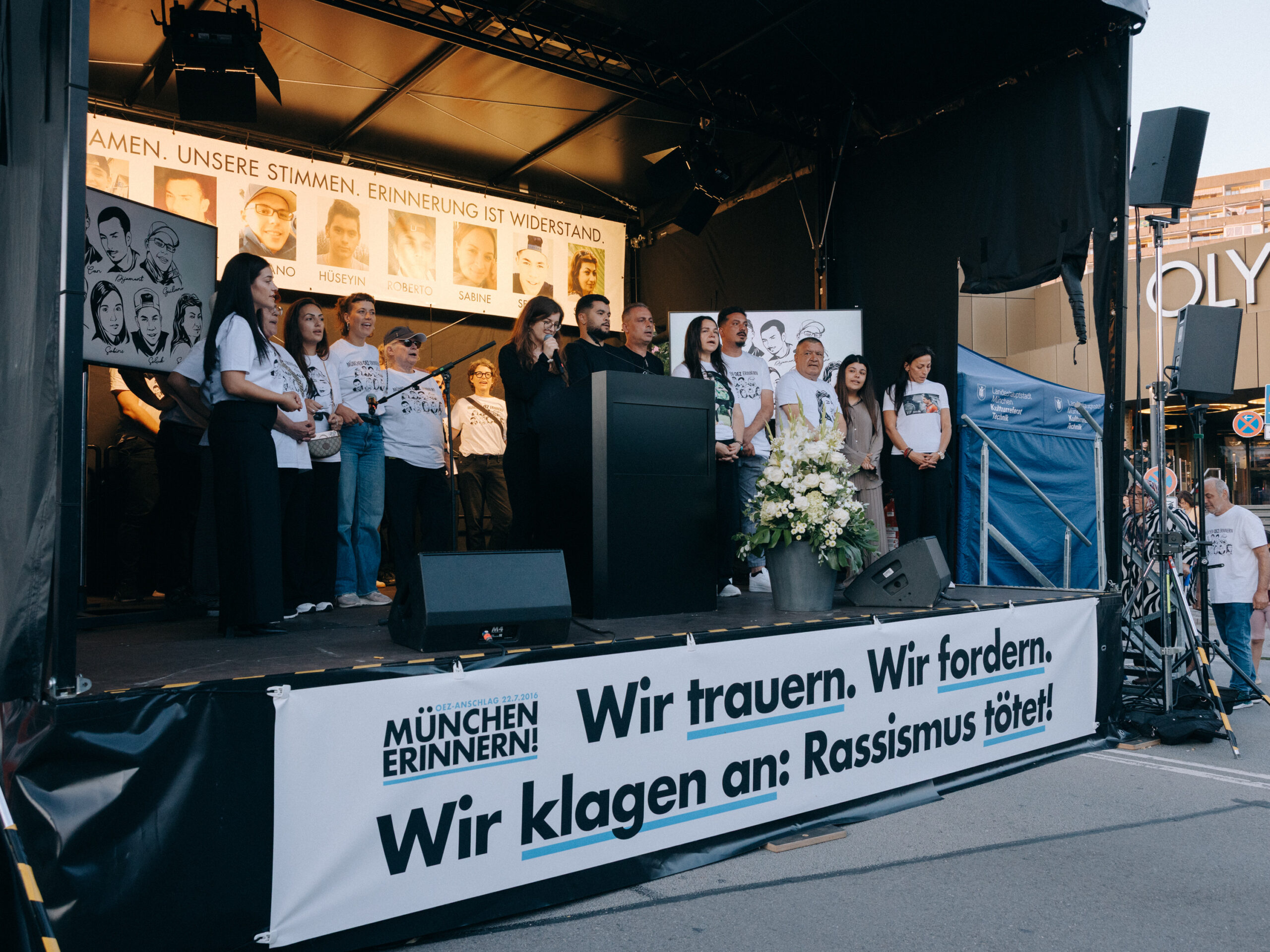 Read more about the article Bayerischer Landtag feiert während des Gedenkens – Offener Brief der Überlebenden und Angehörigen der Opfer des Anschlags am OEZ